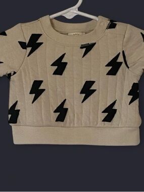 Cat & Jack Beige Quilted Short Sleeve Pullover with Black Light Bolts Newborn